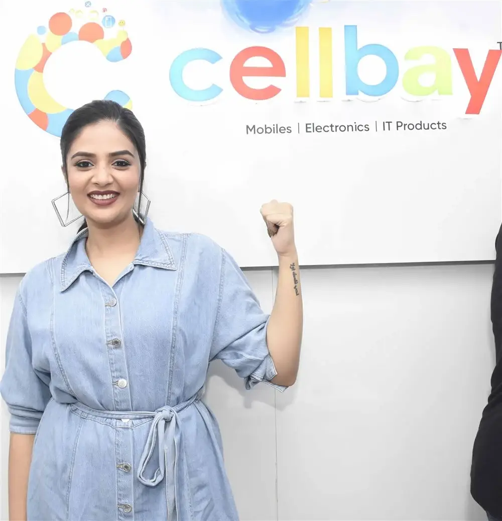 ACTRESS SREEMUKHI LAUNCHES CELLBAY MOBILES SHOWROOM MEDAK 10